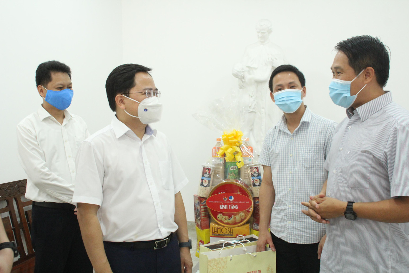 Anh Nguyễn Anh Tuấn - Bí thư thứ nhất T.Ư Đoàn, gửi lời chúc mừng, cám ơn đến Linh mục Nguyễn Trường Thạch, Chánh xứ Giáo xứ Xuân Hiệp, đồng thời cám ơn sự tham gia của lực lượng thanh niên trong các hoạt động trong phong trào "Tôi yêu Tổ quốc tôi" của Hội LHTN Việt Nam tổ chức thời gian qua. Anh Nguyễn Anh Tuấn - Bí thư thứ nhất T.Ư Đoàn, gửi lời chúc mừng, cám ơn đến Linh mục Nguyễn Trường Thạch, Chánh xứ Giáo xứ Xuân Hiệp, đồng thời cám ơn sự tham gia của lực lượng thanh niên trong các hoạt động trong phong trào "Tôi yêu Tổ quốc tôi" của Hội LHTN Việt Nam tổ chức thời gian qua.