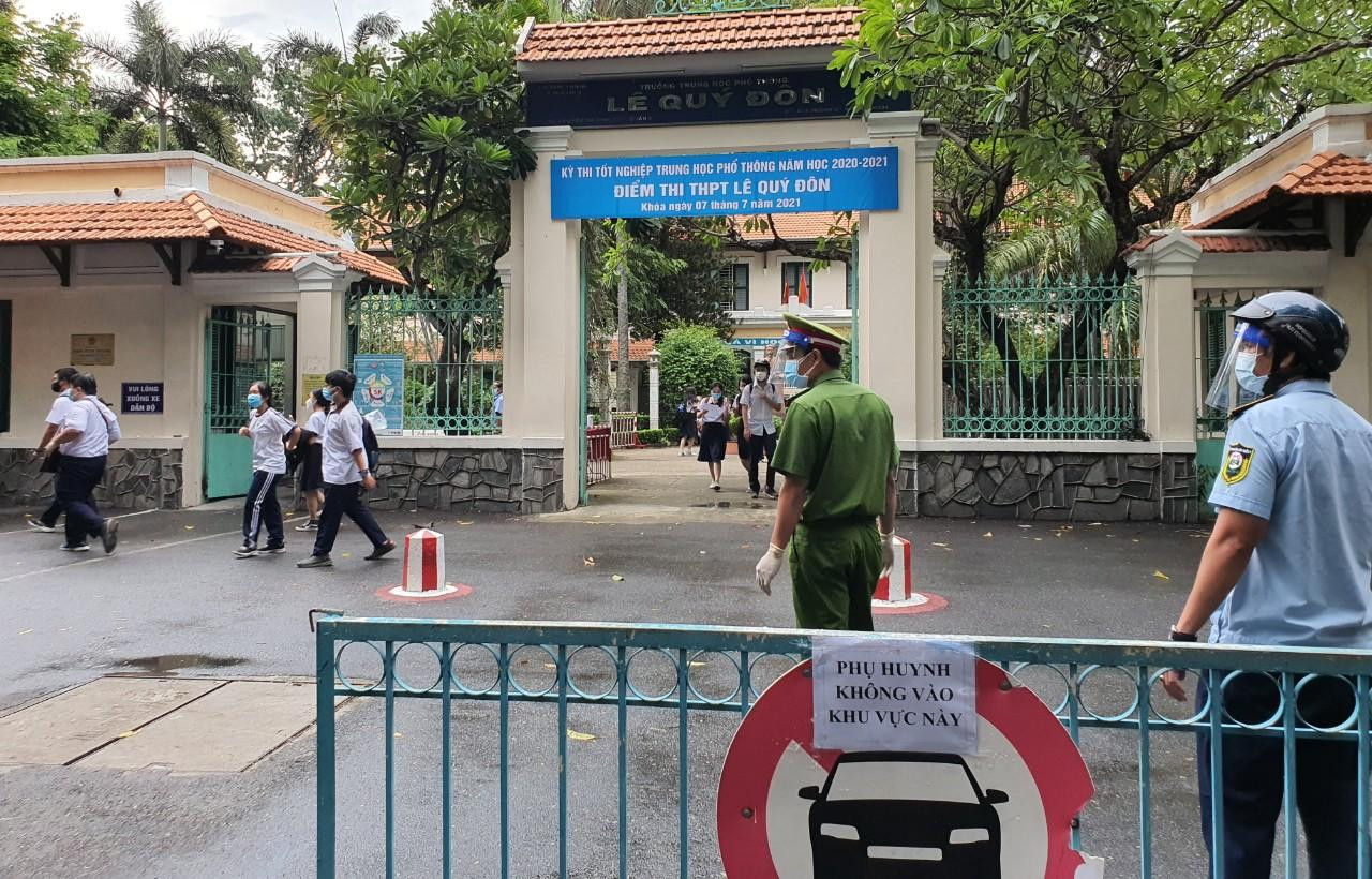 Điểm thi THPT Lê Quý Đôn (quận 3) càng được siết chặt an ninh hơn sau khi phát hiện một thí sinh dương tính với virus SAR-CoV-2 vào buổi thi sáng hôm qua, 7/7 Điểm thi THPT Lê Quý Đôn (quận 3) càng được siết chặt an ninh hơn sau khi phát hiện một thí sinh dương tính với virus SAR-CoV-2 vào buổi thi sáng hôm qua, 7/7