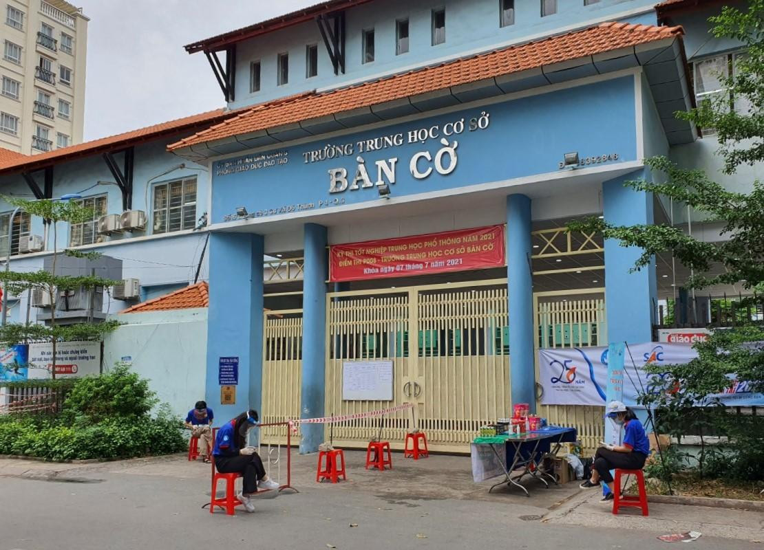Điểm thi THCS Bàn Cờ (quận 3, TPHCM) vắng bóng phụ huynh so với những năm trước. Bên ngoài cổng trường chỉ có các bạn tình nguyện viên Tiếp sức mùa thi luôn túc trực trước, trong và sau giờ thi để hỗ trợ, tặng quà cho thí sinh sau buổi thi. Điểm thi THCS Bàn Cờ (quận 3, TPHCM) vắng bóng phụ huynh so với những năm trước. Bên ngoài cổng trường chỉ có các bạn tình nguyện viên Tiếp sức mùa thi luôn túc trực trước, trong và sau giờ thi để hỗ trợ, tặng quà cho thí sinh sau buổi thi.