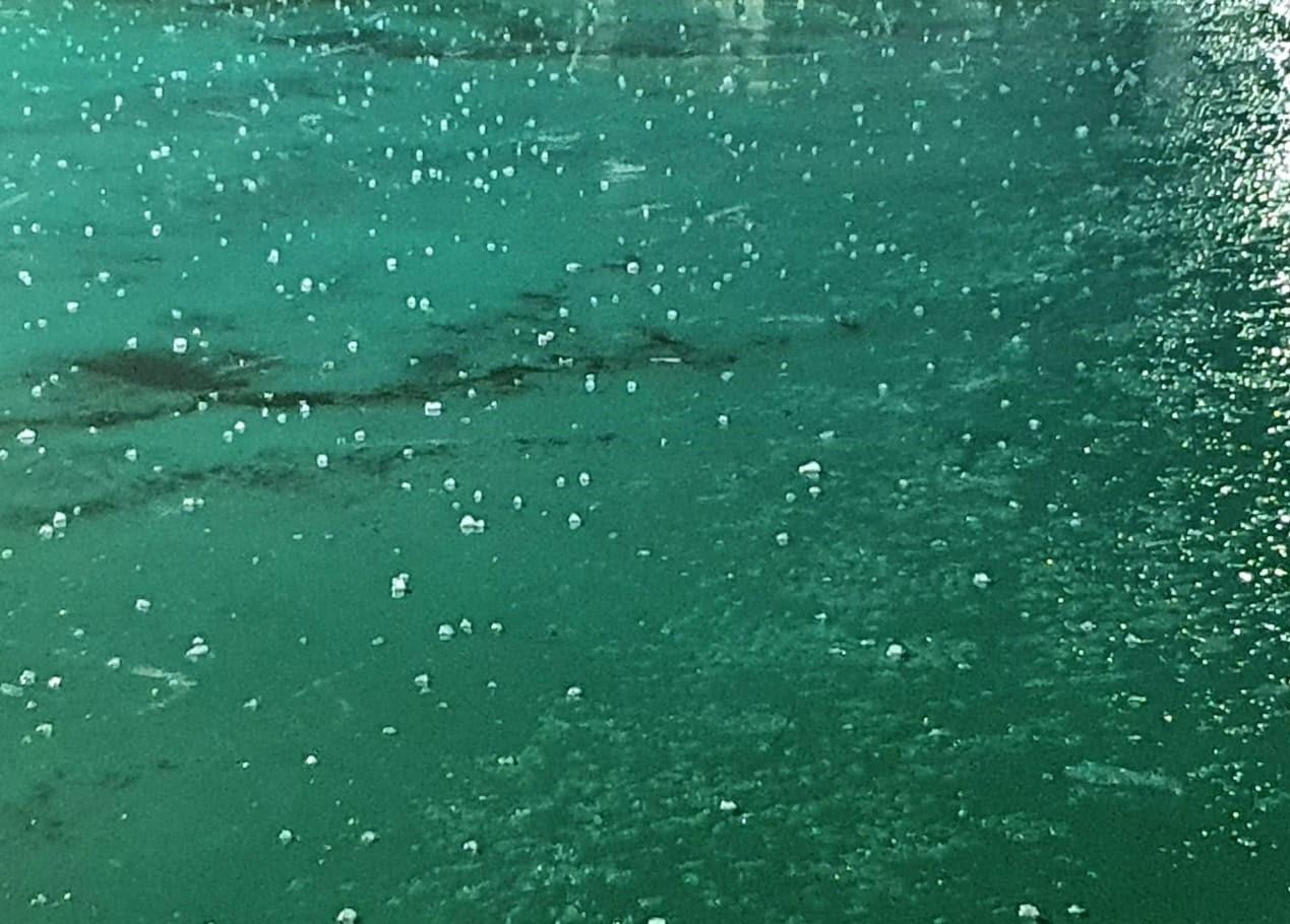 Mưa đá trắng xóa trên đường phố thuộc TP. Thủ Đức