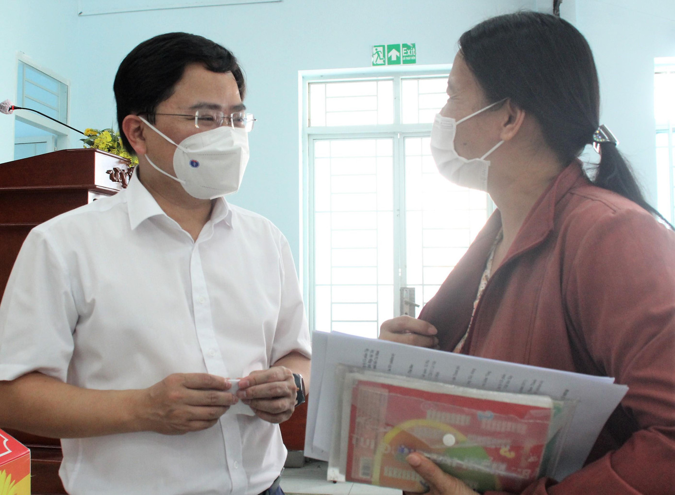 Anh Nguyễn Anh Tuấn trao đổi với cử tri sau hội nghị Anh Nguyễn Anh Tuấn trao đổi với cử tri sau hội nghị