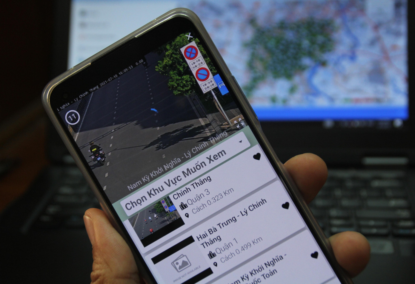 Người dùng theo dõi tình hình giao thông tại từng khu vực theo thời gian thực trên app Traffic Cam (Camera Giao Thông Sài Gòn). Ứng dụng này hiển thị 364 camera giao thông trên địa bàn TPHCM. Hiện ứng dụng này thực hiện cung cấp hình ảnh tĩnh &quot;giãn cách&quot; mỗi 10-15 giây. Trong ảnh: Ứng dụng cho thấy hiện trạng đường phố vô cùng vắng vẻ tại khu vực giao lộ Nam Kỳ Khởi Nghĩa - Lý Chính Thắng (quận 3) vào thời điểm hơn 16h ngày 10/7