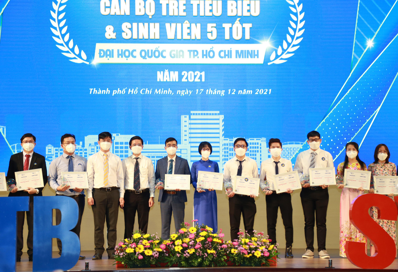 Các thầy cô giáo, cán bộ quản lý tiêu biểu ĐHQG đón nhận phần thưởng xứng đáng sau nhiều nỗ lực cống hiến.