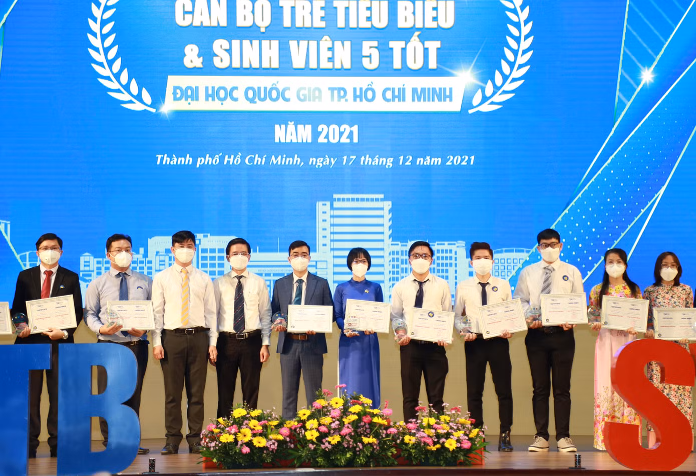 Các thầy cô giáo, cán bộ quản lý tiêu biểu ĐHQG đón nhận phần thưởng xứng đáng sau nhiều nỗ lực cống hiến. Các thầy cô giáo, cán bộ quản lý tiêu biểu ĐHQG đón nhận phần thưởng xứng đáng sau nhiều nỗ lực cống hiến.