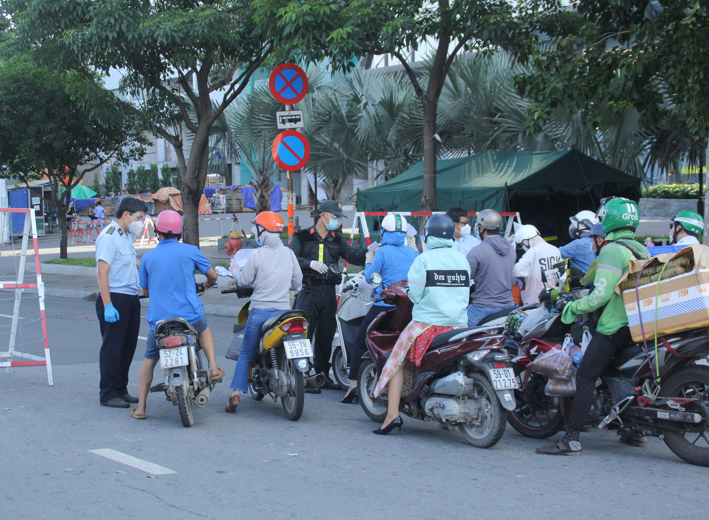 Ghi nhận vào sáng 12/8, trên nhiều tuyến đường huyết mạch của thành phố có rất nhiều người lưu thông. Lực lượng chức năng làm việc tại các chốt kiểm soát dịch bệnh liên tục kiểm tra để đảm bảo họ thuộc đối tượng được phép ra đường.