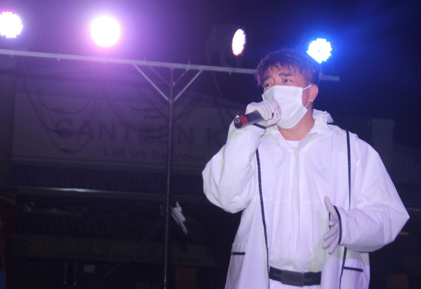 Trong đêm nhạc, chia sẻ trước những vị khán giả đặc biệt, Mr. Đàm gửi lời động viên đến các bệnh nhân đang điều trị COVID-19. Anh tin rằng họ luôn nhận được sự quan tâm, chăm lo của các cơ quan chức năng, của đội ngũ y bác sỹ. "Bản thân Hưng có thể lấy lý do lo ngại dịch bệnh để trốn tránh biểu diễn lúc này. Nhưng vì trách nhiệm, vì thành phố này, đất nước này đã cho mình quá nhiều vinh quang, thì ngay lúc này điều mình cần làm nhất là chung tay lên tinh thần cho mọi người. Bởi "ai cũng chọn việc nhẹ nhàng, gian khổ sẽ dành phần ai"", Đàm Vĩnh Hưng bộc bạch.