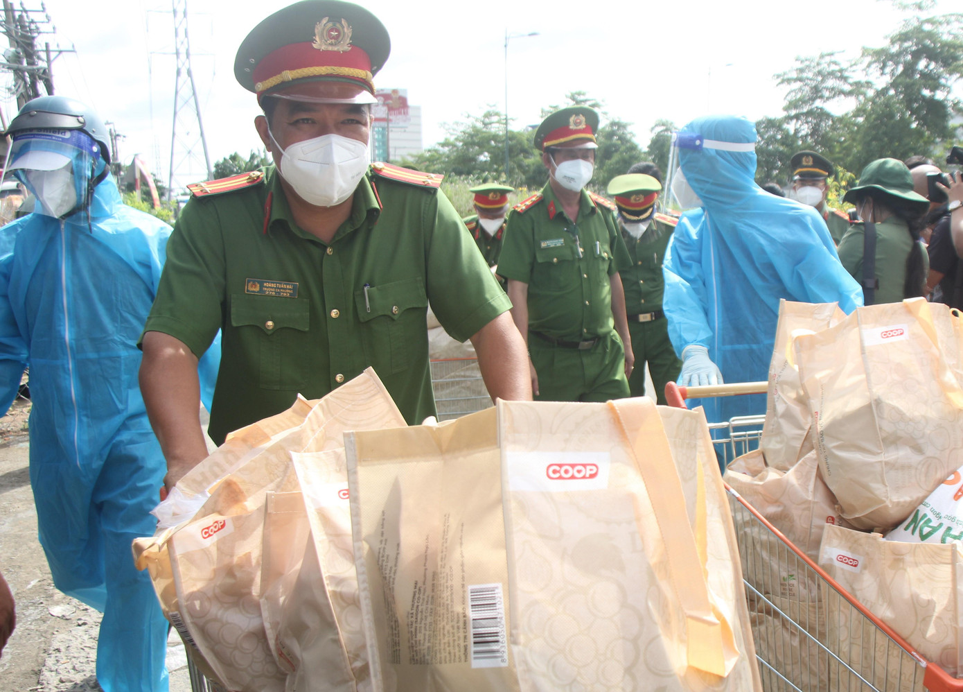 Trung tá Hoàng Tuấn Hải, Trưởng Công an phường Hiệp Bình Chánh cùng đồng đội và lực lượng ở tổ dân phố tiến hành đưa quà đến tặng các hộ dân.