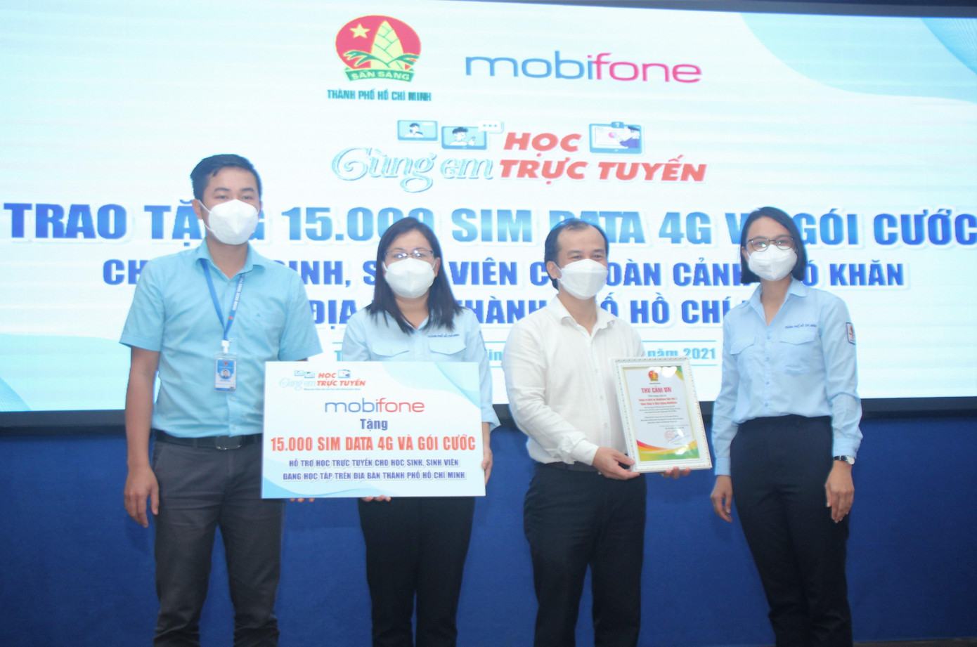 Hội đồng Đội, Hội Sinh viên Việt Nam TPHCM tiếp nhận gói hỗ trợ 15.000 sim và gói cước phục vụ việc học trực tuyến của các em học sinh sinh viên - Ảnh: Ngô Tùng