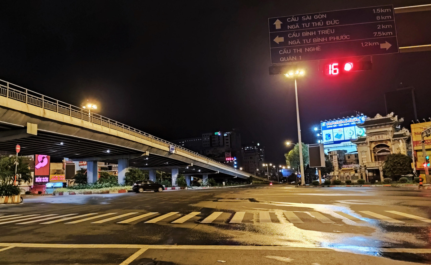 Khu vực ngã 4 Hàng Xanh, quận Bình Thạnh vắng lặng. Khu vực ngã 4 Hàng Xanh, quận Bình Thạnh vắng lặng.