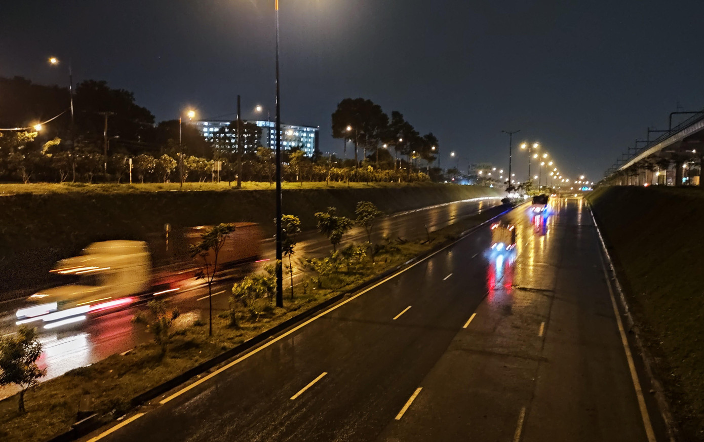 Hình ảnh xe container lưu thông qua lại trên Xa lộ Hà Nội đoạn qua khu vực Khu du lịch Suối Tiên. Hình ảnh xe container lưu thông qua lại trên Xa lộ Hà Nội đoạn qua khu vực Khu du lịch Suối Tiên.