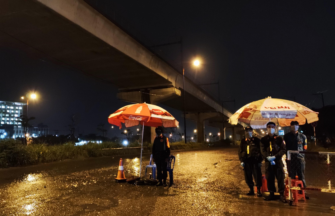 Tại một số địa điểm, lực lượng chức năng duy trì trực chốt 24/24 để kiểm soát người và phương tiện qua lại. Trong ảnh: Lực lượng Cảnh sát cơ động thuộc Trung đoàn CSCĐ Tây Nguyên làm nhiệm vụ tại chốt kiểm soát dịch trước Cổng Đại học An ninh, địa điểm giáp ranh giữa tỉnh Bình Dương và TPHCM. Tại một số địa điểm, lực lượng chức năng duy trì trực chốt 24/24 để kiểm soát người và phương tiện qua lại. Trong ảnh: Lực lượng Cảnh sát cơ động thuộc Trung đoàn CSCĐ Tây Nguyên làm nhiệm vụ tại chốt kiểm soát dịch trước Cổng Đại học An ninh, địa điểm giáp ranh giữa tỉnh Bình Dương và TPHCM.