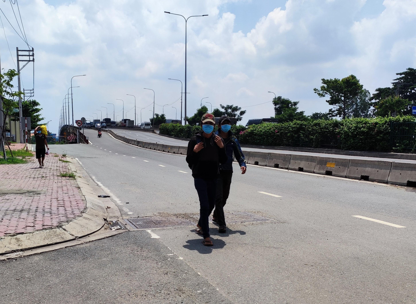 Các anh trên đường về quê nhà Tây Ninh, đoạn qua cầu Bình Phước. Tại đây, PV Tiền Phong tình cờ gặp được và hỗ trợ các anh một ít nước giải khát, tiền lẻ.