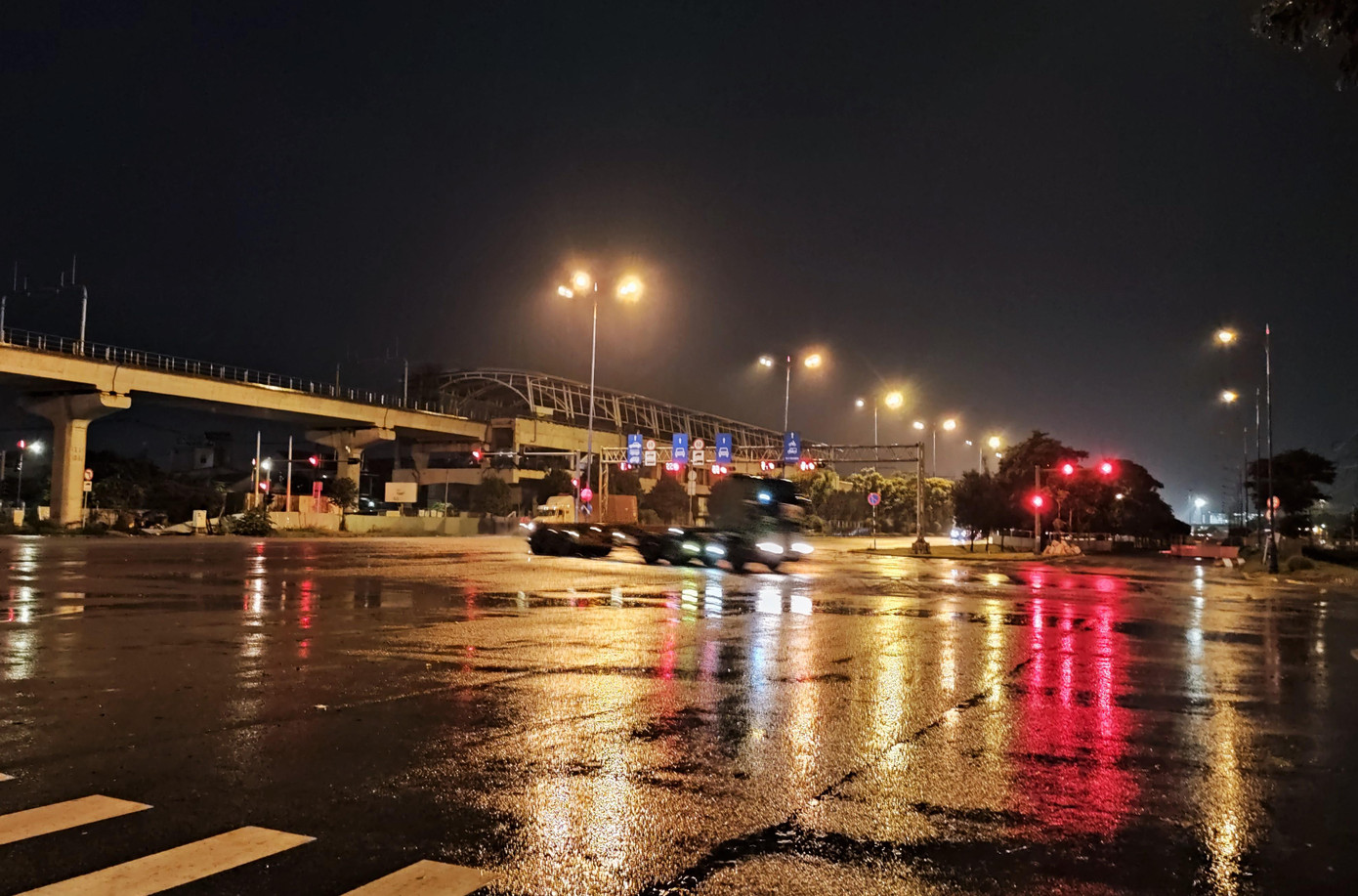 Giao lộ trước cổng Khu Công nghệ cao Thành phố chỉ có các phương tiện container di chuyển. Giao lộ trước cổng Khu Công nghệ cao Thành phố chỉ có các phương tiện container di chuyển.