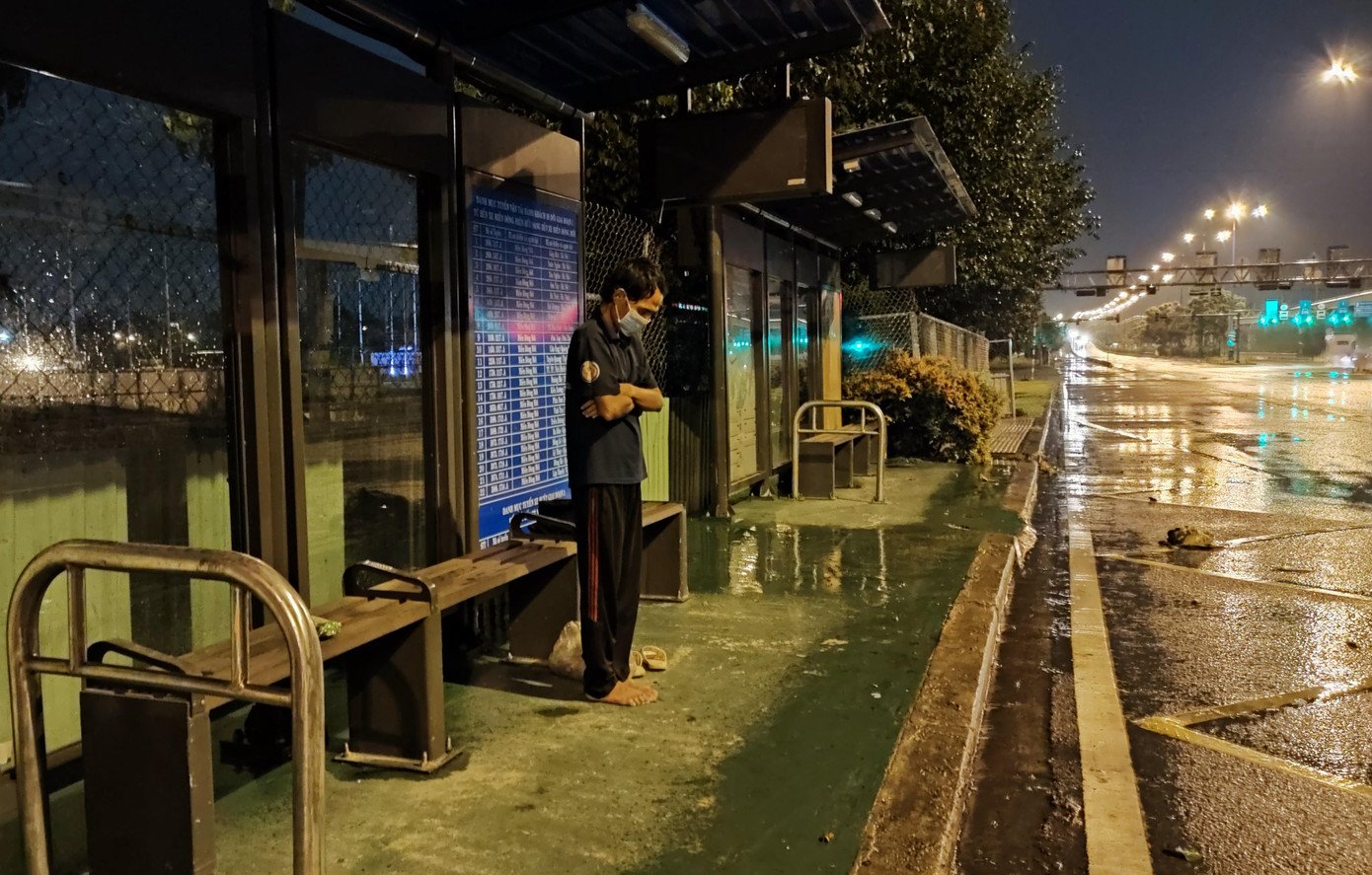 Một người vô gia cư còn ở lại tại khu vực trạm chờ xe buýt trên Xa lộ Hà Nội (TP. Thủ Đức) hướng về Suối Tiên. Dù chúng tôi cố gắng hỏi "Sao anh chưa về nhà", người đàn ông dường như không muốn chia sẻ và chỉ đứng yên với tư thế như vậy. Một người vô gia cư còn ở lại tại khu vực trạm chờ xe buýt trên Xa lộ Hà Nội (TP. Thủ Đức) hướng về Suối Tiên. Dù chúng tôi cố gắng hỏi "Sao anh chưa về nhà", người đàn ông dường như không muốn chia sẻ và chỉ đứng yên với tư thế như vậy.