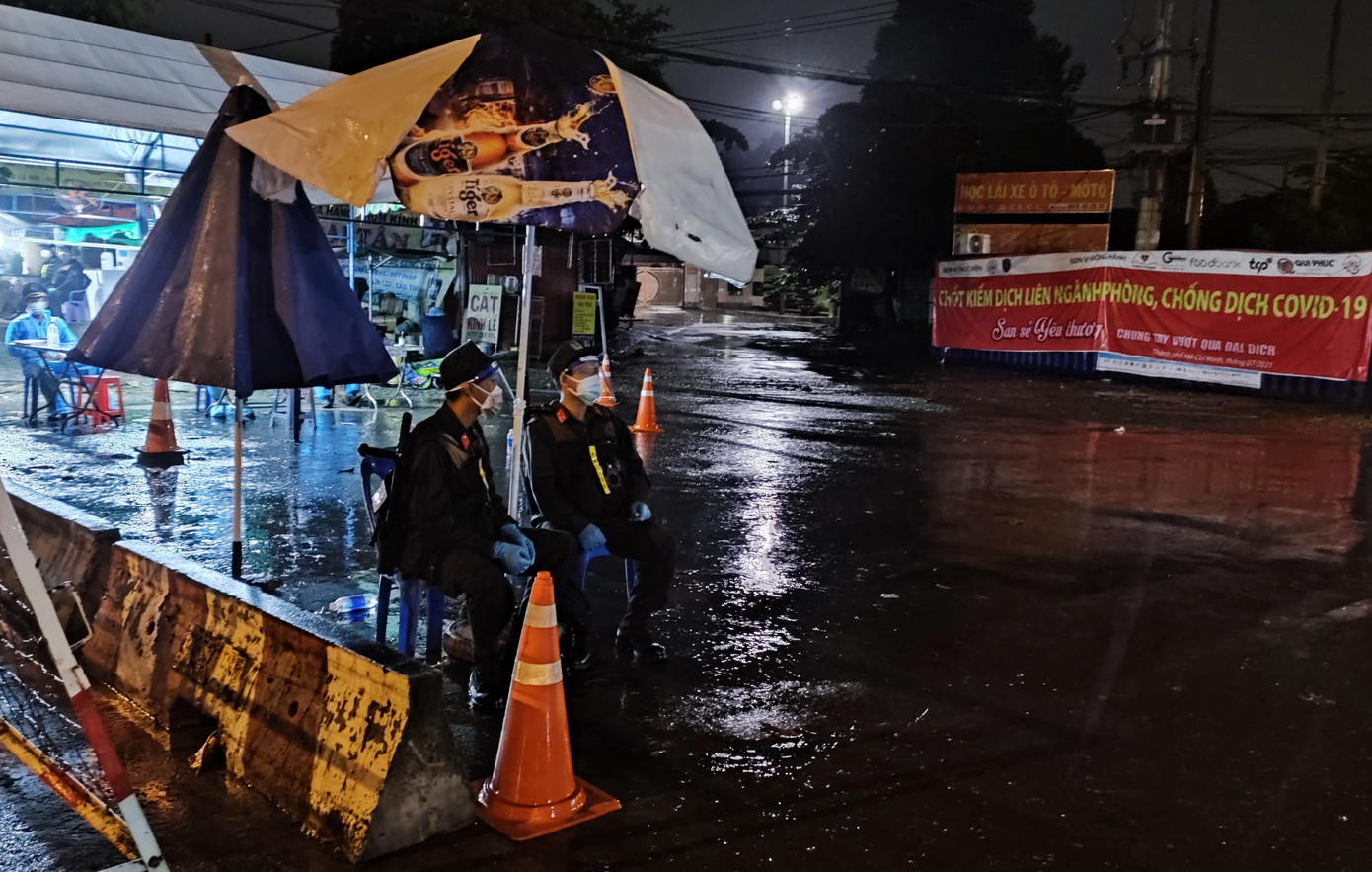 Các lực lượng phối hợp làm nhiệm vụ lúc gần 0 giờ. Các lực lượng phối hợp làm nhiệm vụ lúc gần 0 giờ.