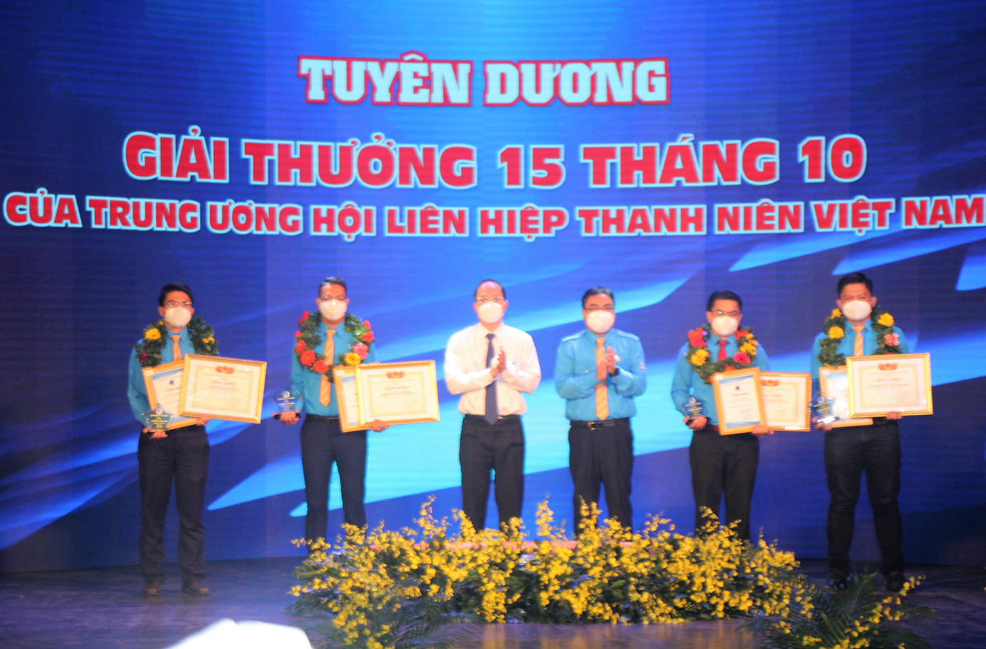 Trao khen thưởng cho các cán bộ Hội xuất sắc nhận giải thưởng 15 tháng 10 của Trung ương Hội LHTN Việt Nam - Ảnh: Ngô Tùng.