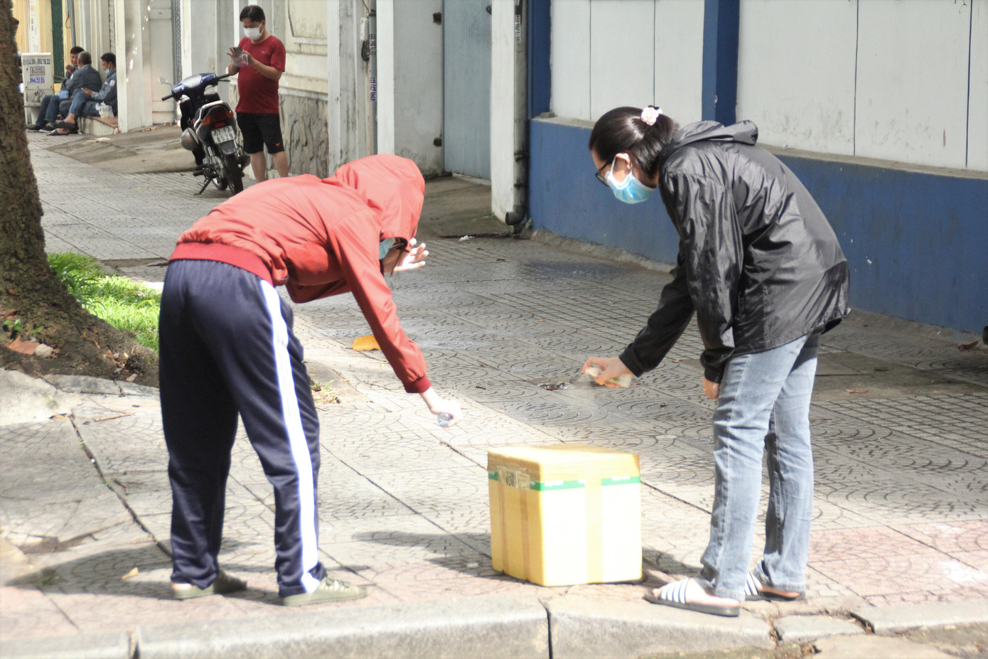Dù đã yêu cầu người giao hàng để sẵn thùng hàng cách mình một khoảng và tránh tiếp xúc trực tiếp, nữ khách hàng và bạn còn cẩn thận xịt khuẩn trước khi mang vào nhà.