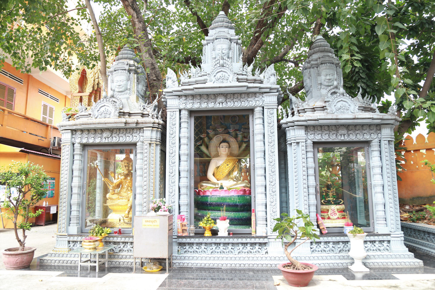 Không gian thờ tự ở khuôn viên chùa.