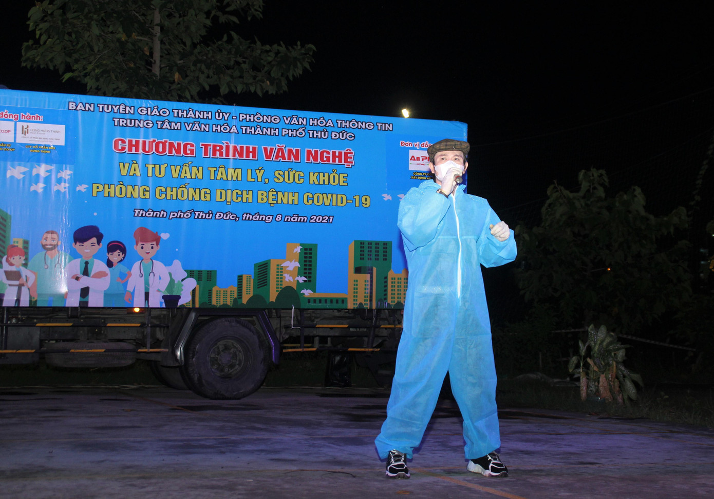 Tham gia đêm nhạc "Khúc ca đồng lòng" tại TP. Thủ Đức tối 10/8 còn có các ca sỹ: Nguyễn Phi Hùng, Quách Tuấn Du, Đào Huy Vũ, nhóm KCM-Rio, CLB đội nhóm văn nghệ thuộc Trung tâm Văn hóa TP. Thủ Đức, các trường đại học...