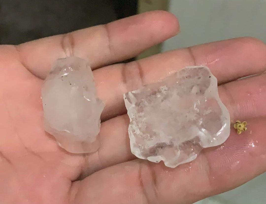 Những viên đá có kích cỡ lớn hơn ngón tay cái được người dân ghi nhận tại phường Tăng Nhơn Phú A, TP. Thủ Đức (Ảnh: Phương Thảo)