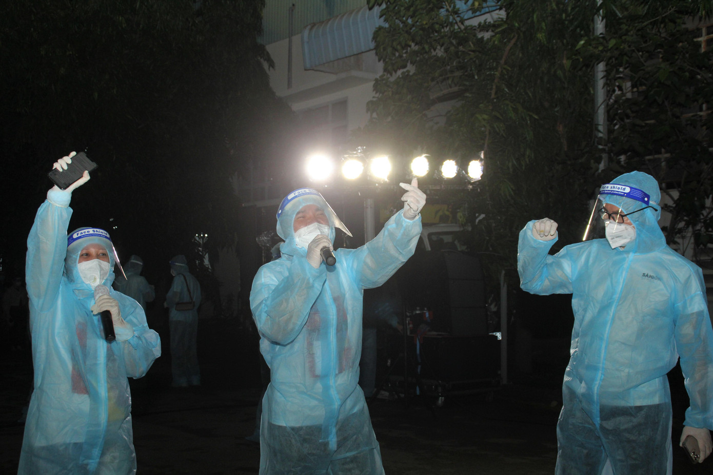 Qua những tiết mục, ca khúc mình mang đến, các nghệ sỹ gửi gắm thông điệp lạc quan, suy nghĩ tích cực và chúng ta sẽ sớm đầy lùi dịch bệnh COVID-19 để trở lại cuộc sống bình thường.