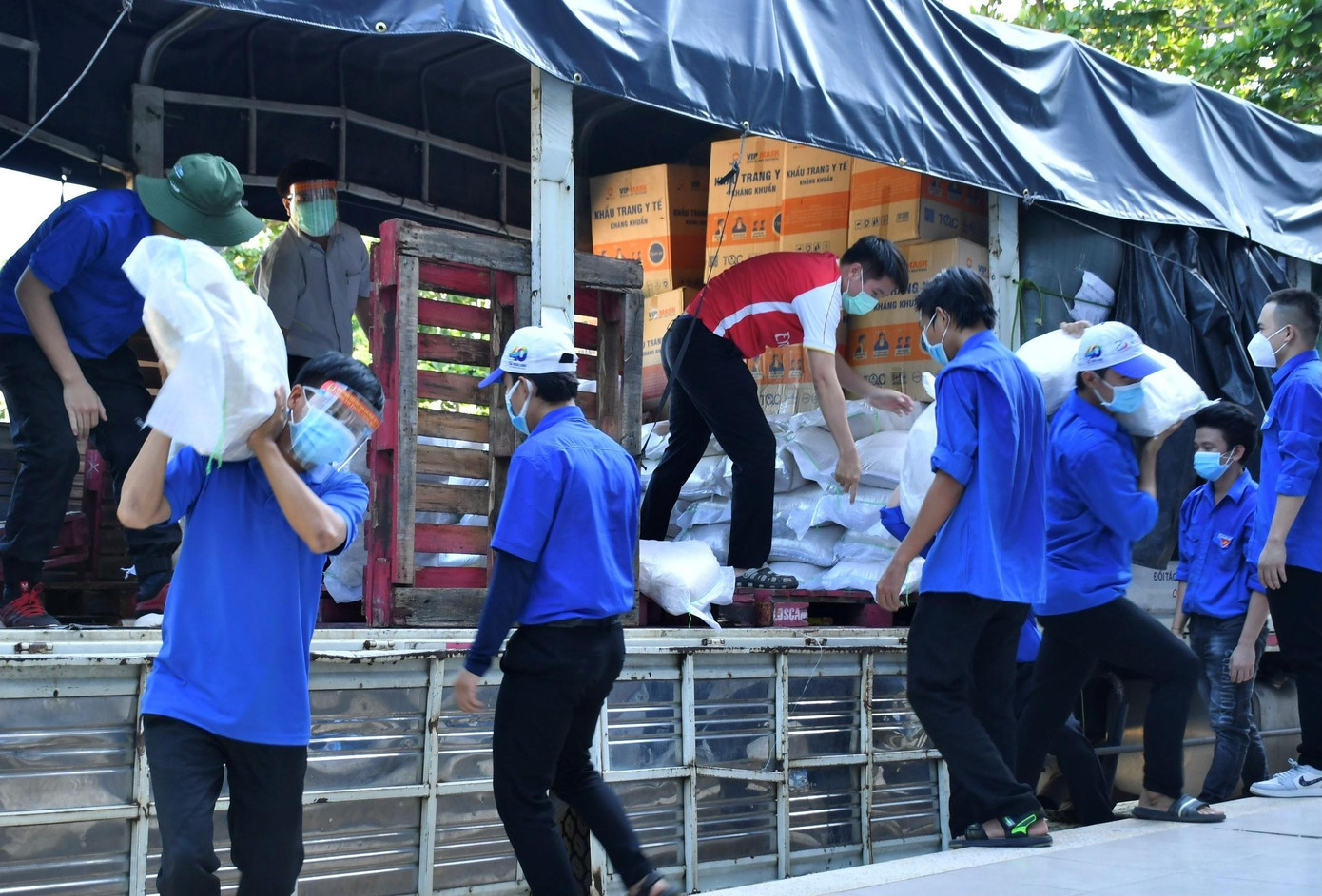 "Chuyến xe yêu thương" đến với mảnh đất hoa vàng - cỏ xanh Phú Yên. "Chuyến xe yêu thương" đến với mảnh đất hoa vàng - cỏ xanh Phú Yên.