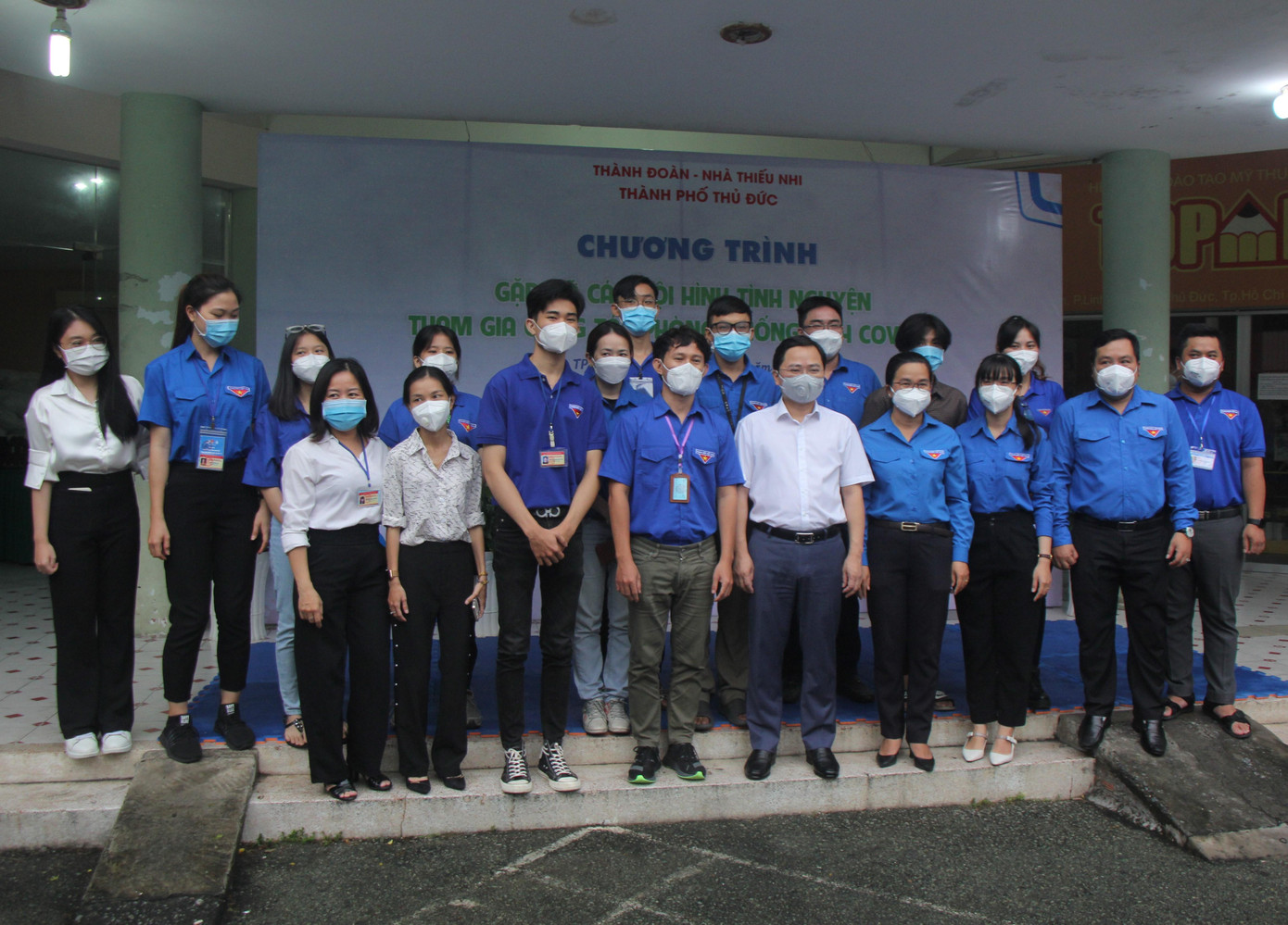 Bí thư thứ nhất Trung ương Đoàn chụp ảnh lưu niệm cùng các bạn cán bộ Đoàn, đoàn viên thanh niên TPHCM - Ảnh: Ngô Tùng