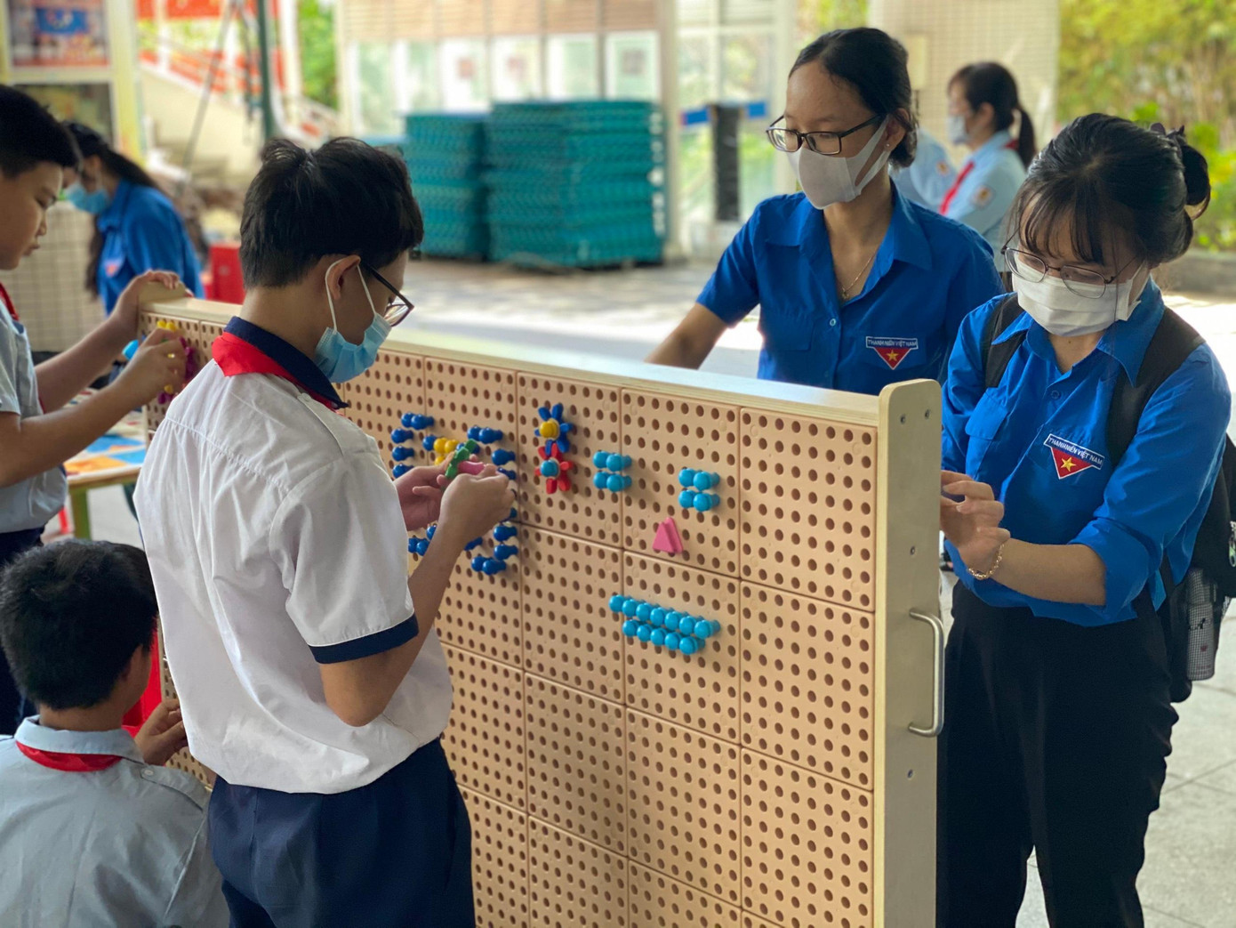 Chuyến xe còn mang đến không gian trải nghiệm, tương tác với các trang thiết bị công nghệ, khám phá chương trình giáo dục STEM Chuyến xe còn mang đến không gian trải nghiệm, tương tác với các trang thiết bị công nghệ, khám phá chương trình giáo dục STEM