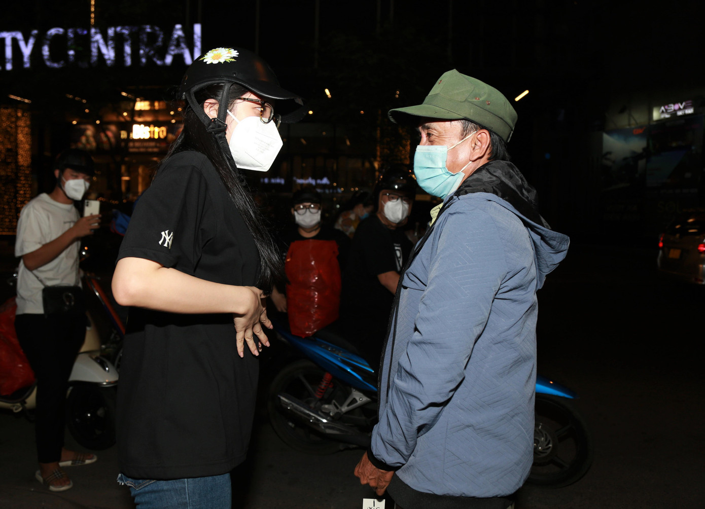 Những người lao động gần đó thấy có người tặng quà nên cũng tới và được nhóm bạn tặng áo khoác. Những người lao động gần đó thấy có người tặng quà nên cũng tới và được nhóm bạn tặng áo khoác.