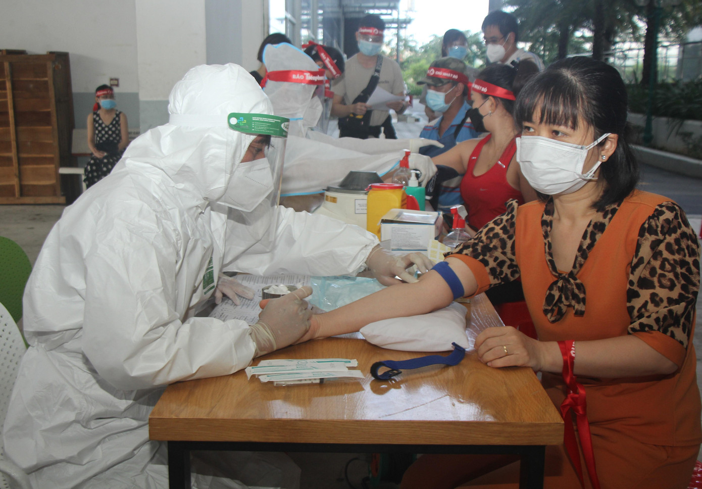 Bạn trẻ, người nước ngoài ở TPHCM chia sẻ giọt máu hồng trong chương trình Chủ nhật Đỏ ảnh 4 Bạn trẻ, người nước ngoài ở TPHCM chia sẻ giọt máu hồng trong chương trình Chủ nhật Đỏ ảnh 4