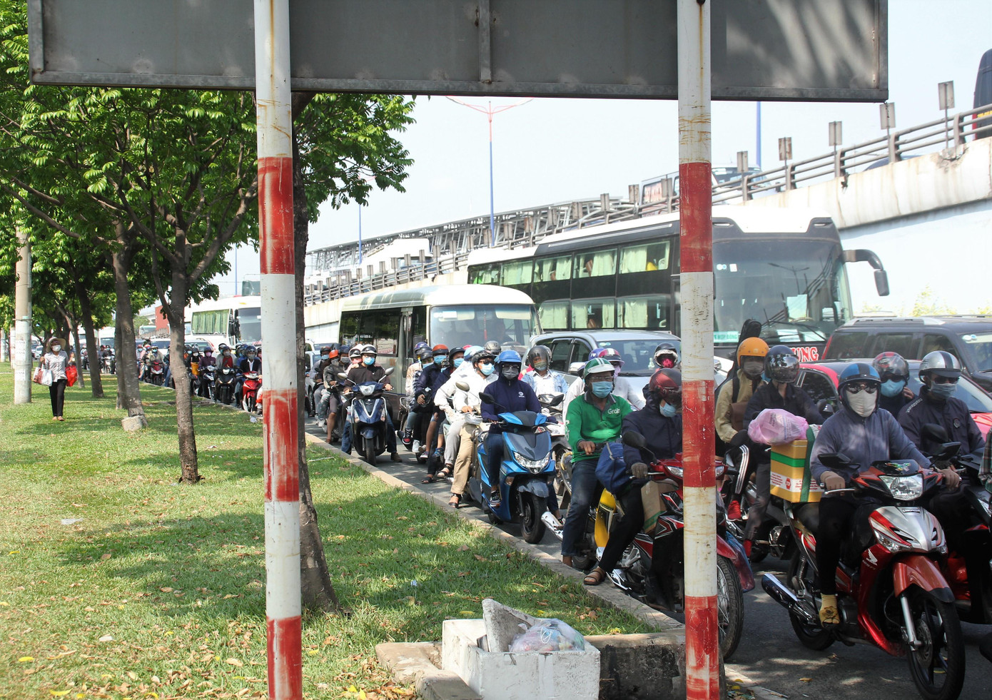 Hàng dài xe cộ nối đuôi nhau chờ qua đoạn cầu vượt Ngã tư Thủ Đức vào sáng nay, 30/4