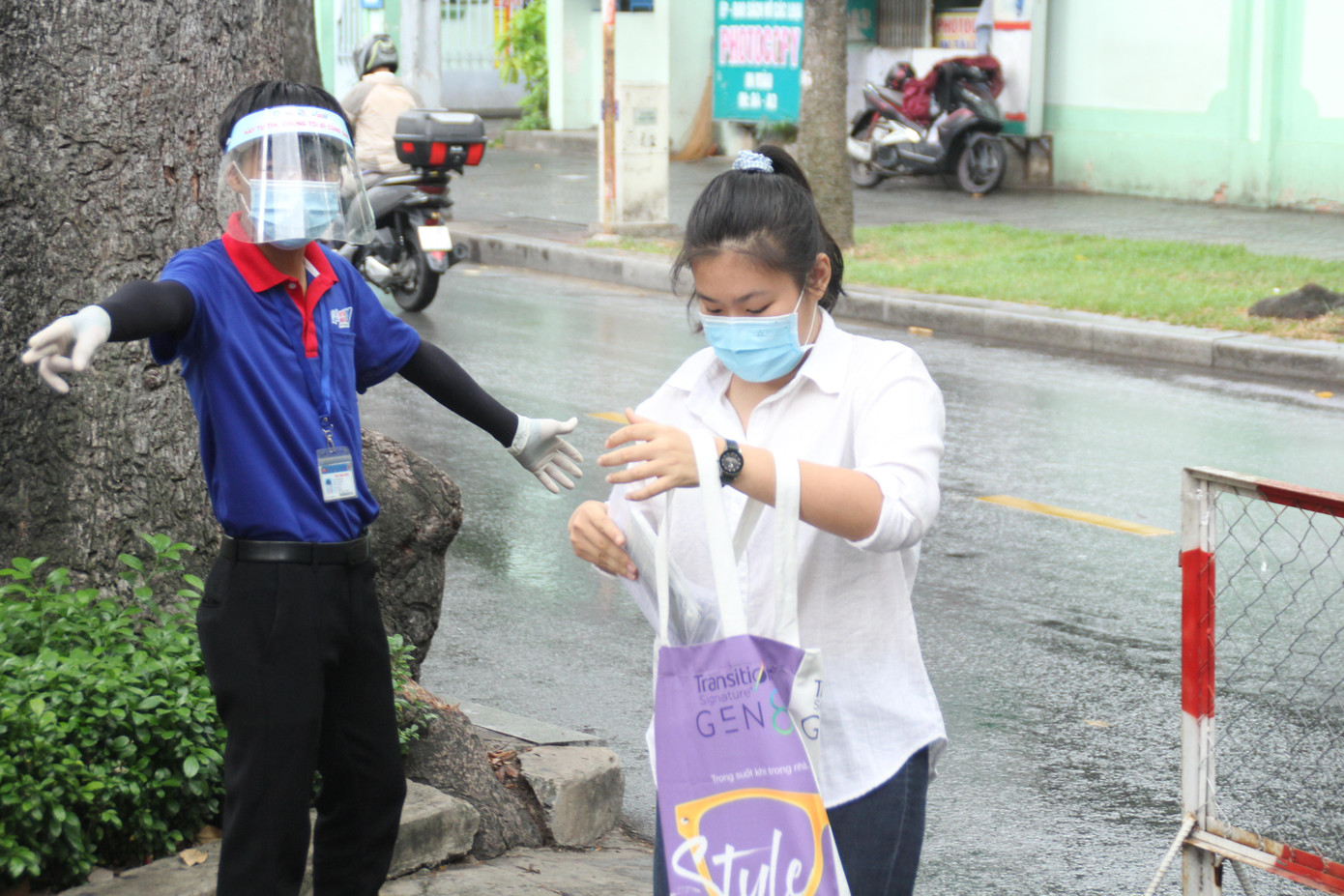 Một tình nguyện viên &quot;Tiếp sức mùa thi&quot; tại Hội đồng thi THPT Trưng Vương hướng dẫn thí sinh.