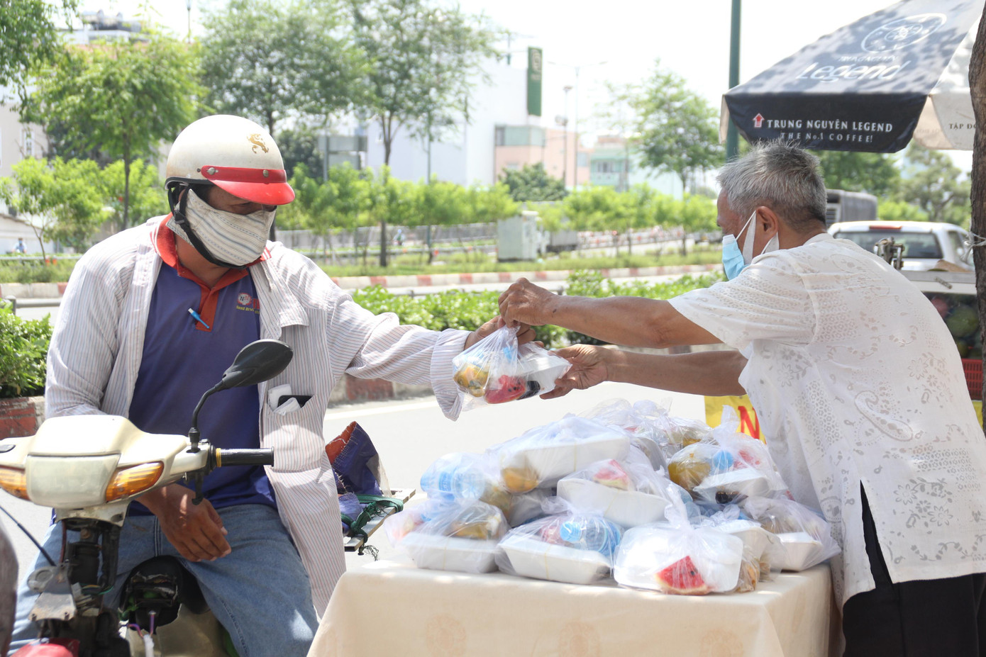 Mỗi phần cơm có đầy đủ cơm canh, nước uống và trái cây tráng miệng Mỗi phần cơm có đầy đủ cơm canh, nước uống và trái cây tráng miệng