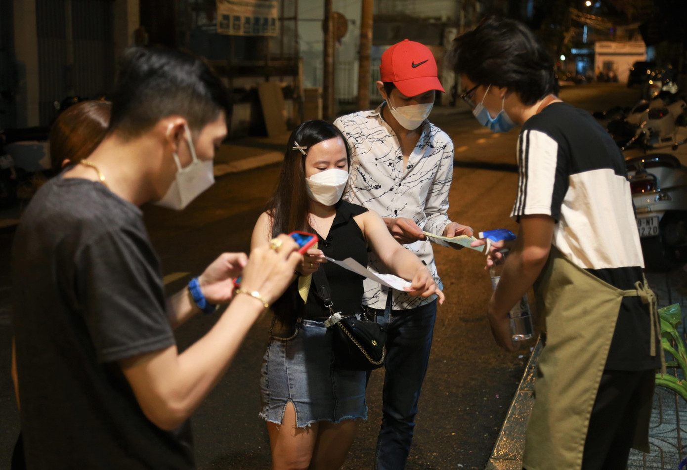 Để giữ an toàn phòng chống dịch, khách đến quán phải tiêm đủ 2 mũi vắc xin, tuân thủ quy định 5K.