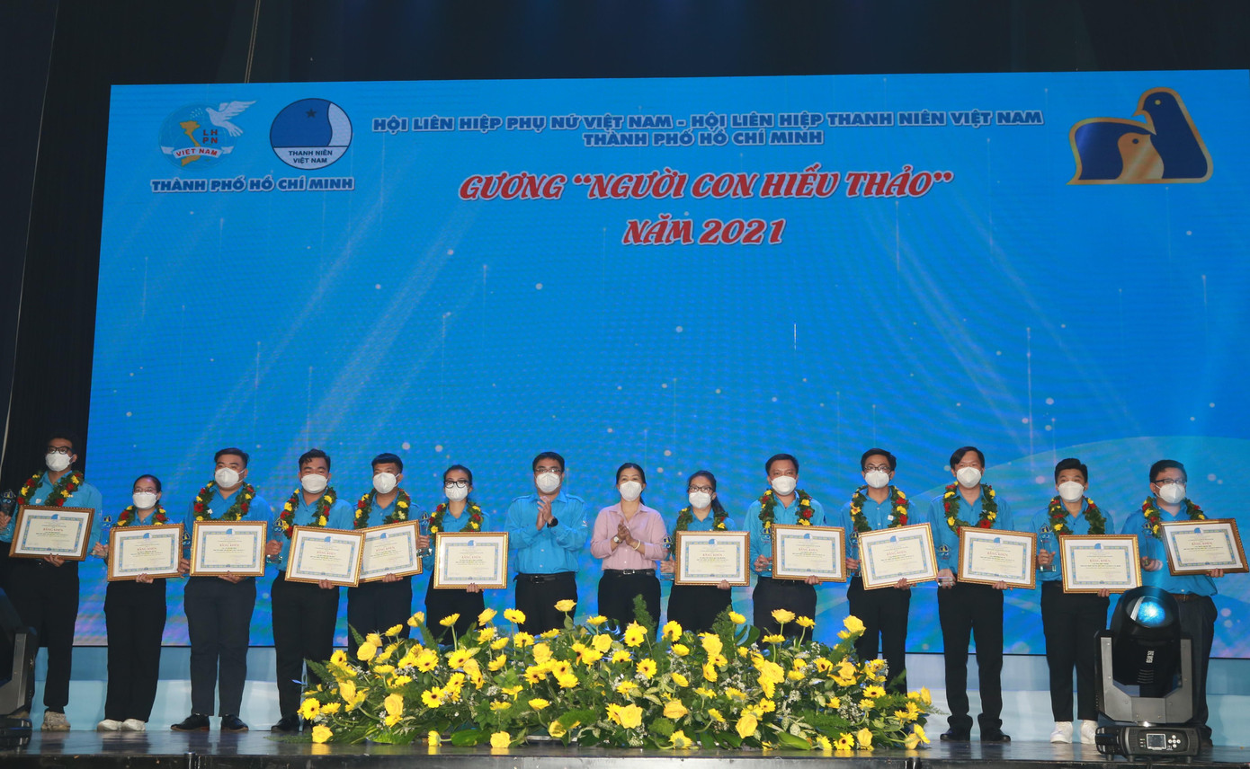 Dù hoàn cảnh, địa vị xã hội khác nhau, mỗi cá nhân là một tấm gương về nhân cách, lối sống, được xã hội, cộng đồng ghi nhận và noi theo. Dù hoàn cảnh, địa vị xã hội khác nhau, mỗi cá nhân là một tấm gương về nhân cách, lối sống, được xã hội, cộng đồng ghi nhận và noi theo.