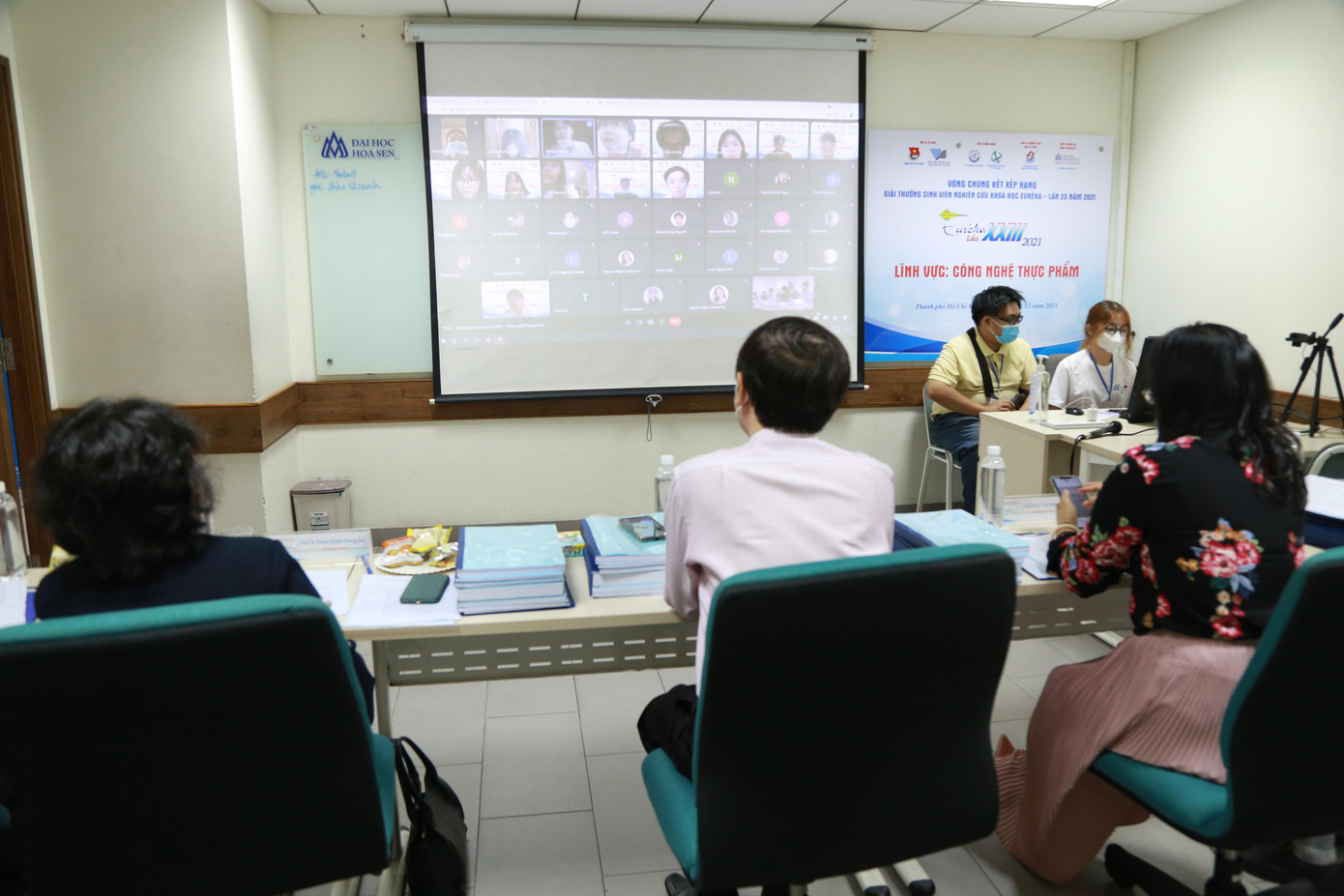 Sinh viên báo cáo và phản biện đề tài thông qua hình thức họp trực tuyến sáng 3/12 - Ảnh: Ngô Tùng Sinh viên báo cáo và phản biện đề tài thông qua hình thức họp trực tuyến sáng 3/12 - Ảnh: Ngô Tùng