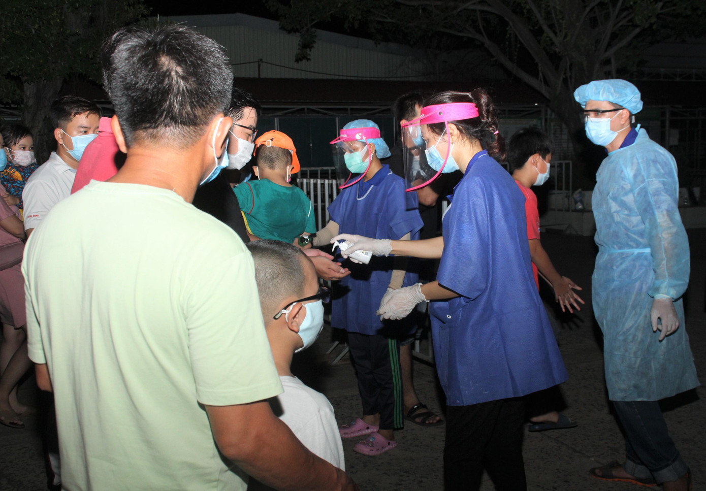 Người dân đến xét nghiệm được kiểm tra thân nhiệt, sát khuẩn tay để đảm bảo an toàn cho cộng đồng Người dân đến xét nghiệm được kiểm tra thân nhiệt, sát khuẩn tay để đảm bảo an toàn cho cộng đồng