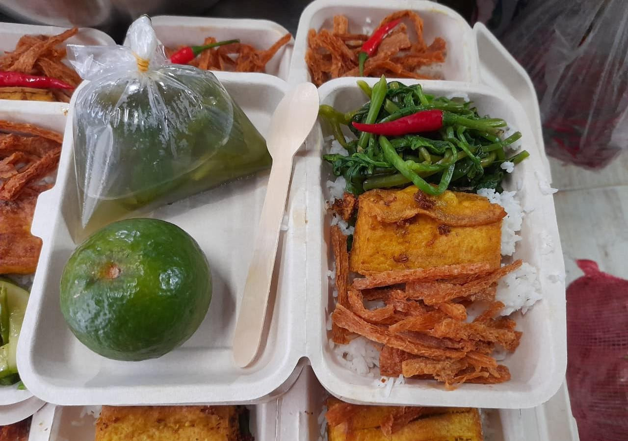 Phần cơm đong đầy yêu thương Phần cơm đong đầy yêu thương