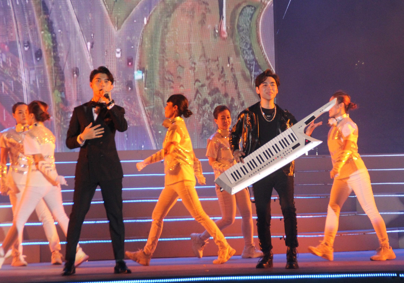 Anh có màn kết hợp ăn ý cùng ca sỹ Ryo đã đón nhận sự cổ vũ mạnh mẽ từ nhiều khán giả trẻ