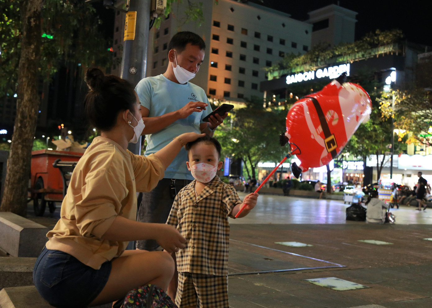 Em nhỏ vui không khí Giáng sinh sớm trên phố đi bộ.