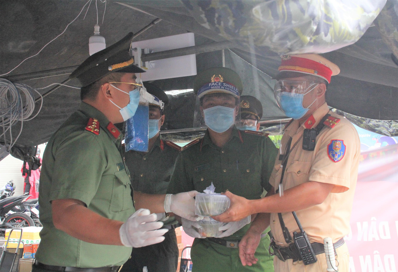 Chia sẻ bữa trưa với các chiến sỹ đang trực chốt kiểm soát dịch trên địa bàn quận Gò Vấp Chia sẻ bữa trưa với các chiến sỹ đang trực chốt kiểm soát dịch trên địa bàn quận Gò Vấp
