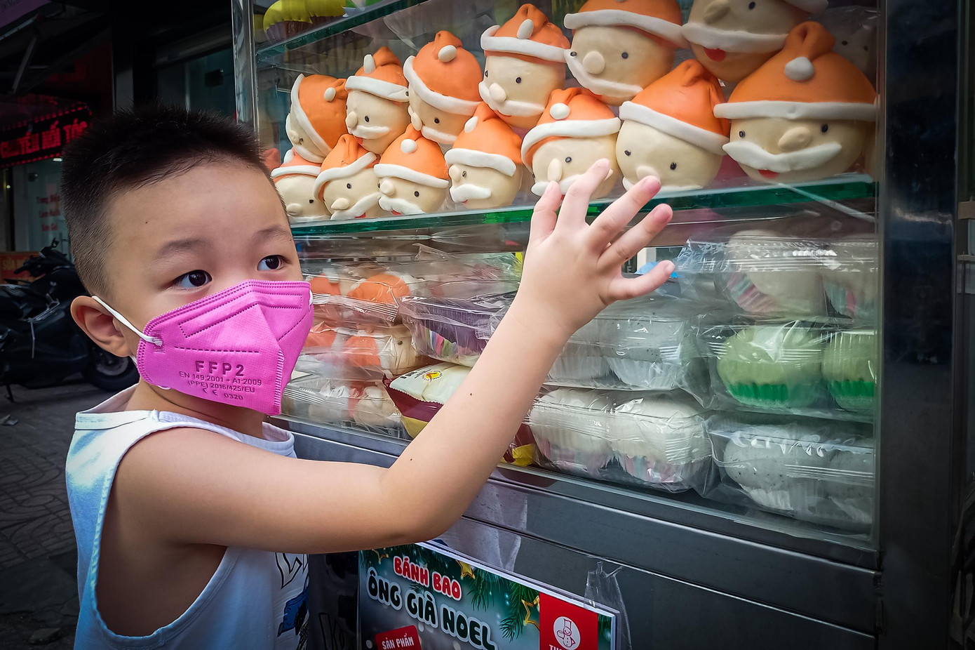 Từ ngày nhập bánh bao ông già Noel về bán, hàng bánh bao của bà Lệ lúc nào cũng đông khách, đặc biệt là những người trẻ và phụ huynh chở con đến mua.