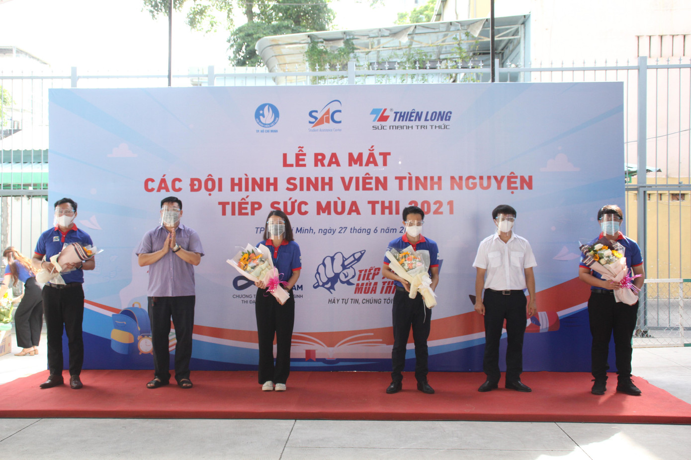 Ra mắt các đội hình sinh viên tình nguyện của chương trình. Năm nay, chương trình có 19 đội hình sinh viên tình nguyện tham gia các công việc như điều phối giao thông, hỗ trợ y tế, hỗ trợ thí sinh tại các điểm thi... Ra mắt các đội hình sinh viên tình nguyện của chương trình. Năm nay, chương trình có 19 đội hình sinh viên tình nguyện tham gia các công việc như điều phối giao thông, hỗ trợ y tế, hỗ trợ thí sinh tại các điểm thi...