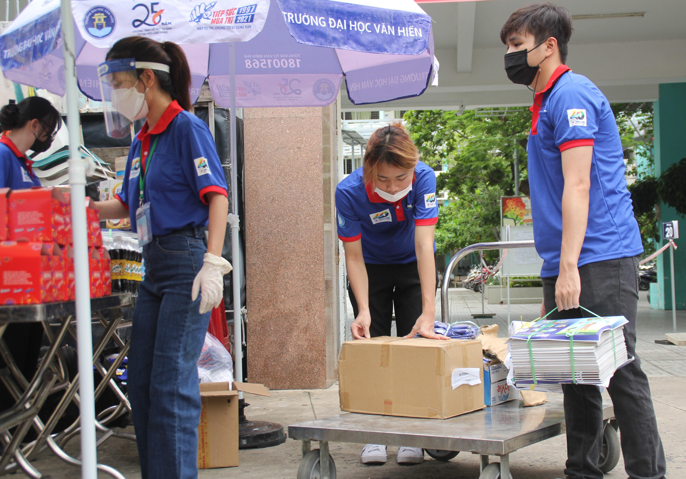 Luôn túc trực cận kề trước các điểm thi, đội ngũ tình nguyện viên áo xanh trở thành điểm tựa tinh thần cho các sĩ tử và phụ huynh suốt những ngày &quot;vượt vũ môn&quot; cam go. Có mặt tại mỗi điểm thi, nhóm thường trực khoảng 8 bạn sinh viên tình nguyện chuẩn bị các vật dụng cần thiết để gửi tặng đàn em trước và sau buổi thi.