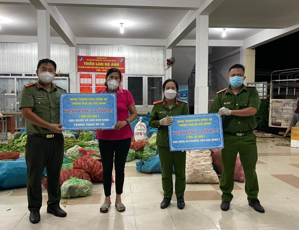 Đoàn Công an TPHCM tiến hành trao tặng các mặt hàng nông sản đến các phường và bà con nhân dân trên địa bàn TP. Thủ Đức.