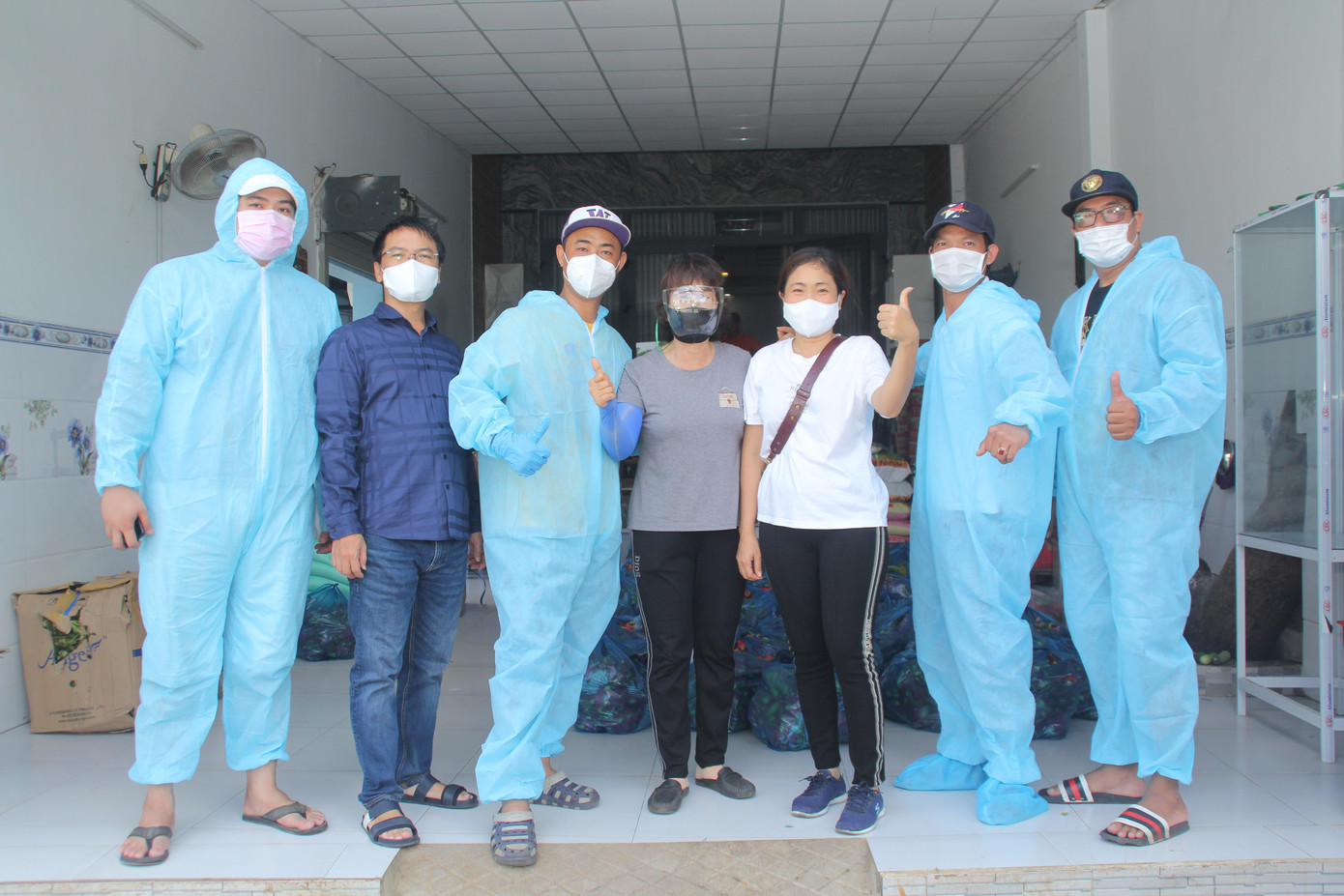 Chụp vội tấm ảnh kỷ niệm tại điểm xuống hàng đầu tiên, nhóm lại vội vã lên đường đến với những địa chỉ tiếp theo. Là người làm công việc môi giới xuất khẩu nông sản, chị Trần Mai Hương (ngụ quận 7) đã nhận được sự giúp đỡ từ các Mạnh thường quân khác trong ngành. Nhiều ngày qua, chị Mai Hương đã kết nối và chia sẻ tấm lòng của Mạnh thường quân khắp nơi đến bà con ở tất cả 10 phường của quận 7. "Khi bắt đầu làm, mình không nghĩ dịch phức tạp, kéo dài như thế này. Nhưng tình hình khó khăn vậy nên mình tiếp tục kêu gọi, vận động bạn bè, đồng nghiệp thêm. Nhiều người thấy mình làm và lan tỏa yêu thương nên họ chung tay chứ một mình làm không xuể", chị Hương chia sẻ. Trong số những người đồng hành với chị Hương, anh em đội xe là những người không thể thiếu. Chụp vội tấm ảnh kỷ niệm tại điểm xuống hàng đầu tiên, nhóm lại vội vã lên đường đến với những địa chỉ tiếp theo. Là người làm công việc môi giới xuất khẩu nông sản, chị Trần Mai Hương (ngụ quận 7) đã nhận được sự giúp đỡ từ các Mạnh thường quân khác trong ngành. Nhiều ngày qua, chị Mai Hương đã kết nối và chia sẻ tấm lòng của Mạnh thường quân khắp nơi đến bà con ở tất cả 10 phường của quận 7. "Khi bắt đầu làm, mình không nghĩ dịch phức tạp, kéo dài như thế này. Nhưng tình hình khó khăn vậy nên mình tiếp tục kêu gọi, vận động bạn bè, đồng nghiệp thêm. Nhiều người thấy mình làm và lan tỏa yêu thương nên họ chung tay chứ một mình làm không xuể", chị Hương chia sẻ. Trong số những người đồng hành với chị Hương, anh em đội xe là những người không thể thiếu.