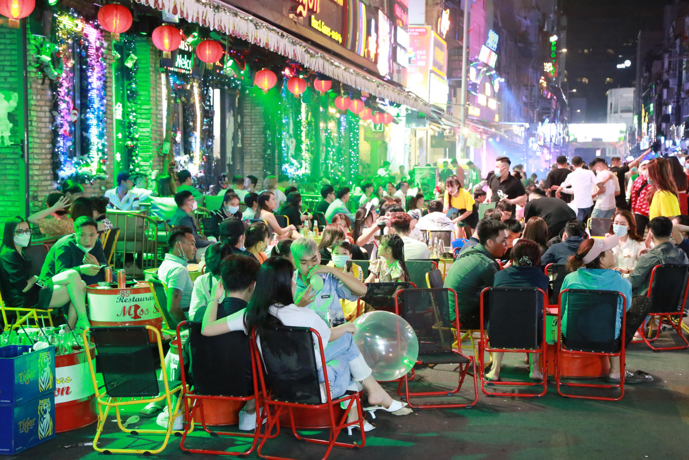 Năm qua, do tác động của đại dịch COVID, địa điểm này trở nên đìu hiu đến mức nhiều quán bar phải đóng cửa hoặc cầm cự bằng việc bán rau củ quả, cơm tấm. Nhờ dịch bệnh được kiểm soát, điểm hẹn sôi nổi giữa trung tâm TPHCM nay mới có dịp khởi sắc và đón khách trở lại từ dịp Giáng sinh đến nay.