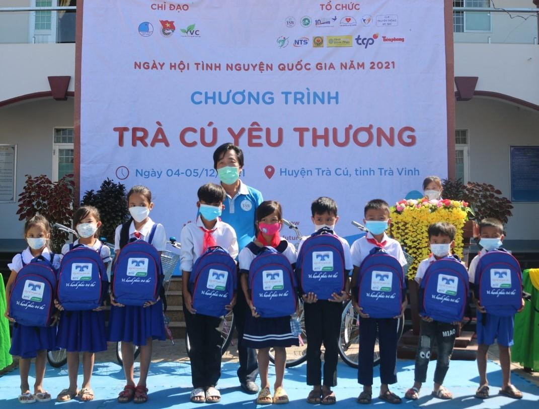 Các em thiếu nhi đón nhận phần quà từ chương trình "Kết nối trái tim tình nguyện" (Ảnh: CTV)