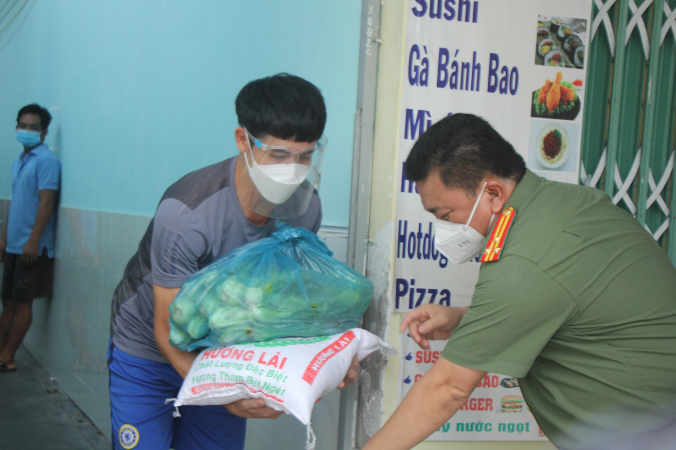 Công an huyện vùng ven TPHCM trao quà tận nơi người dân ở trọ ảnh 6