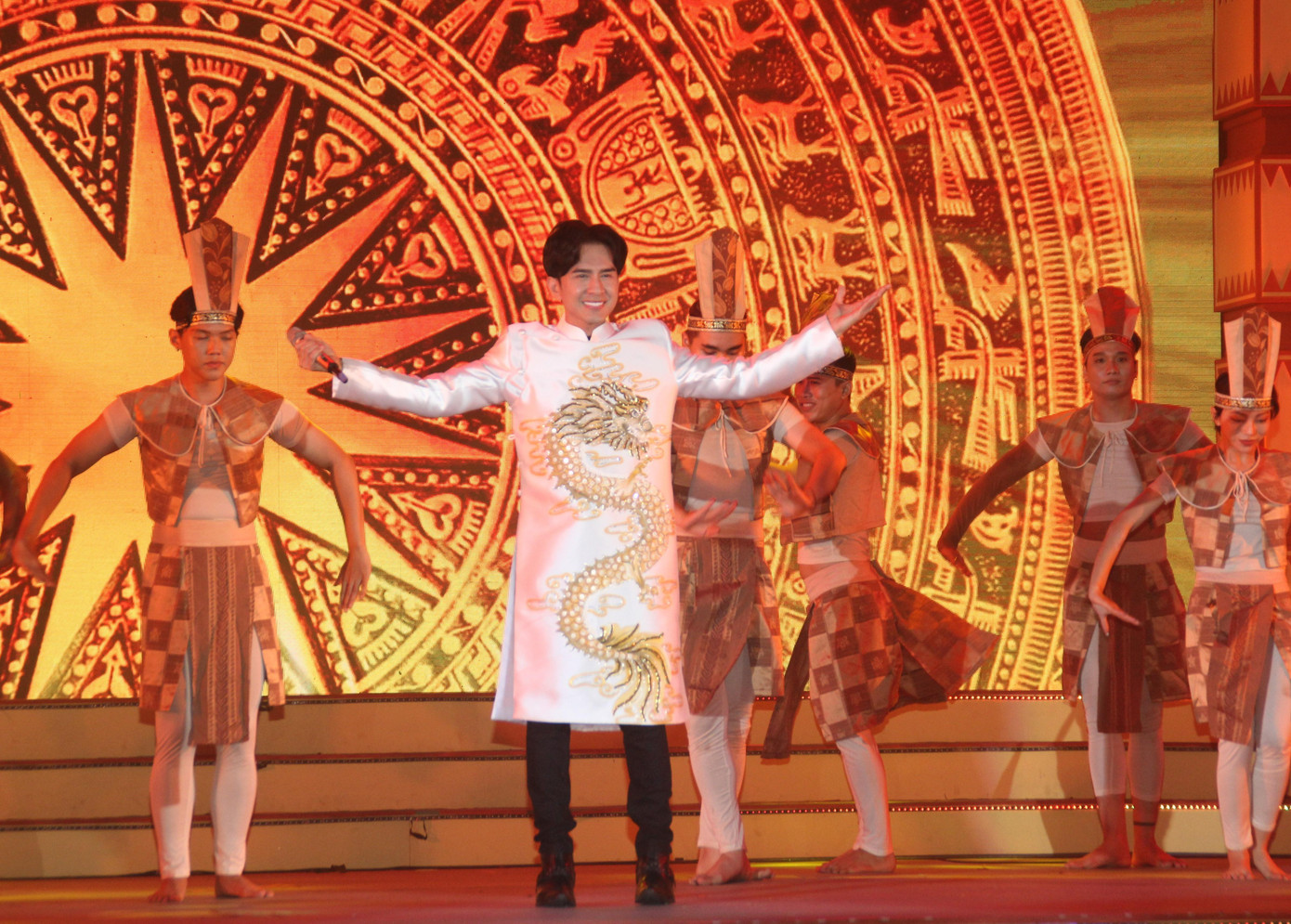 Mở đầu phần biểu diễn của mình trong đêm nhạc, ca sỹ Đan Trường thể hiện ca khúc "Dòng máu Lạc Hồng"